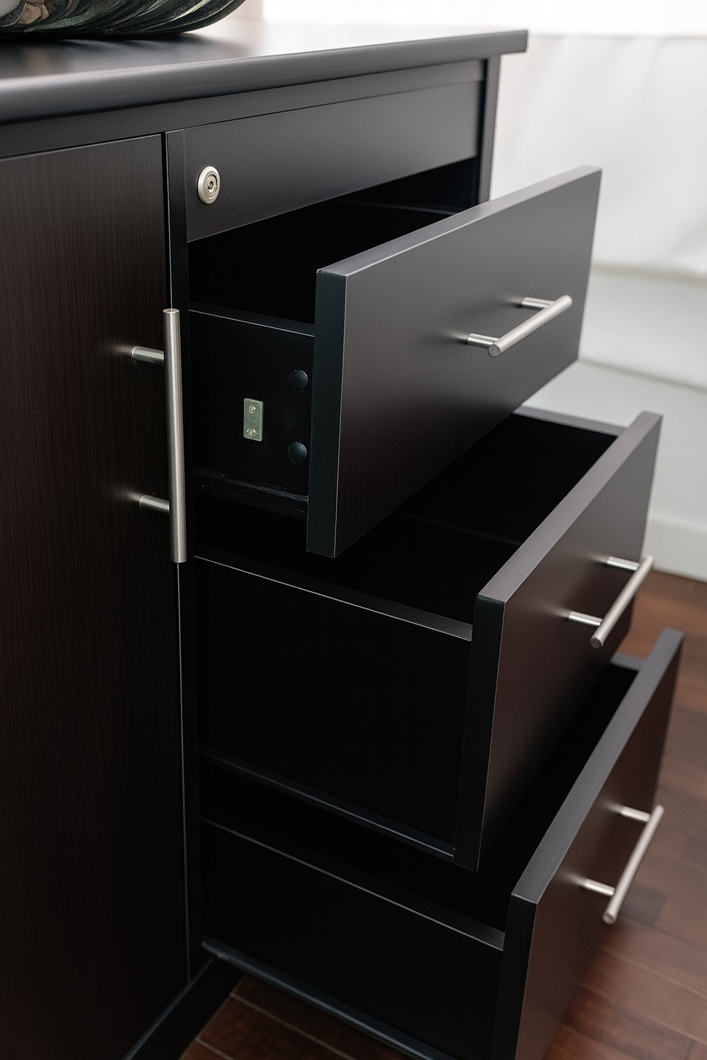 Aparador de Melamina Premium – 9/10 de estado, se vende por viaje 🧳 ¡Oferta imperdible!